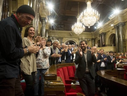 Llu&iacute;s Llach, en el Parlament de Catalu&ntilde;a. 