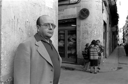 Manuel Vázquez Montalbán en el barrio barcelones del Raval.