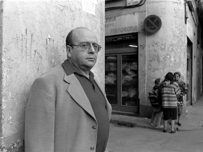 Manuel Vázquez Montalbán en el Raval.