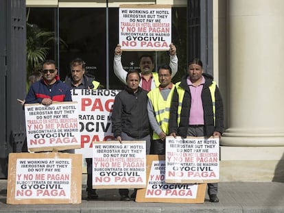 Protesta de trabajadores afectados, en la entrada del hotel.