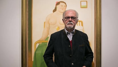 Botero, ante una de sus cuadros expuestos en la galería Marlborough
 