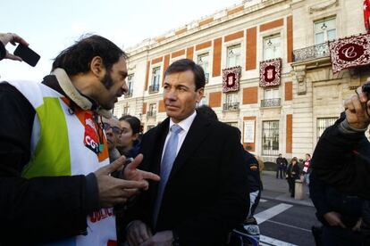 Striking workers from Telemadrid speak to regional leader Tom&aacute;s G&oacute;mez.