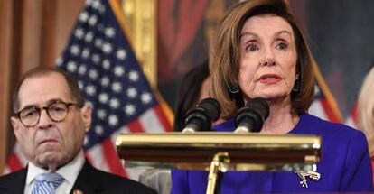 La presidenta de la Cámara de Representantes, Nancy Pelosi, junto al presidente de la comisión de Justicia, Jerry Nadler, anunciando los cargos contra Donald Trump.