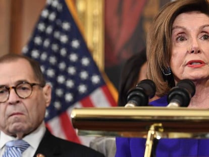 La presidenta de la Cámara de Representantes, Nancy Pelosi, junto al presidente de la comisión de Justicia, Jerry Nadler, anunciando los cargos contra Donald Trump.