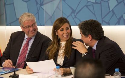 La presidenta del PPC, Alícia Sánchez Camacho(c), conversa con los dirigentes populares, Manuel Reyes(i) y Enric Millo(d).