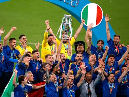 Chiellini alza, junto a sus compañeros, el trofeo de campeones de la Eurocopa.