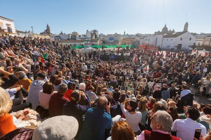 Unas 3.000 personas se han sumado al homenaje a Lola Flores en Jerez por el centenario de su nacimiento con el que arranca el año que se le va a dedicar a la artista.