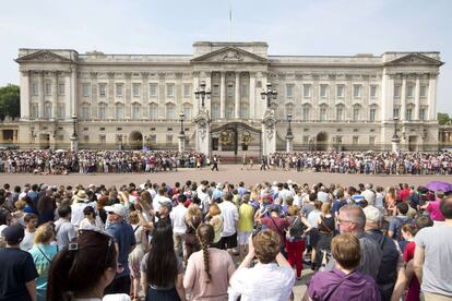 La gente se concentra en el exterior del palacio de Buckingham a la espera de noticias. 