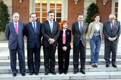 El presidente Rodríguez Zapatero posa junto a los organizadores del III Congreso de Víctimas del Terrorismo.