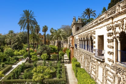 Abd Al Rhaman III mandó construir este palacio fortaleza a principios del siglo X que poco revela el carácter militar con el que se concibió. El patio de las Doncellas y el patio de las Muñecas, con zócalos azulejados y yeso exquisitamente adornado, son auténticas joyas mudéjares a las que se suman 70.000 metros cuadrados de ornamentados jardines. El complejo que forma junto a la Catedral y el Archivo fue declarado patromonio mundial en 1987.