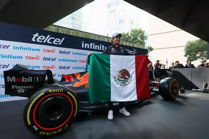 El piloto Checo Pérez muestra la bandera mexicana antes del Gran Premio de Fórmula 1, este miércoles.