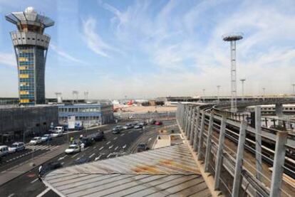 Una imagen de la torre de control del aeropuerto francés de Orly.