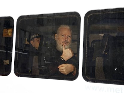 Julian Assange, fundador de WikiLeaks, tras ser detenido por la policía en la Embajada de Ecuador en Londres el pasado 11 de abril.