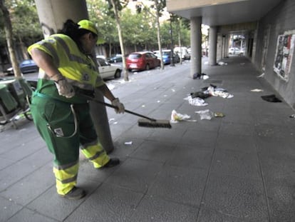 Una trabajadora de la limpieza municipal en la Ribera de Curtidores en 2009.