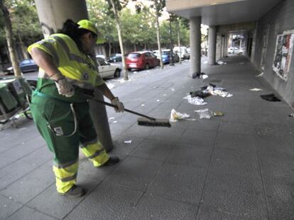 Una trabajadora de la limpieza municipal en la Ribera de Curtidores en 2009.