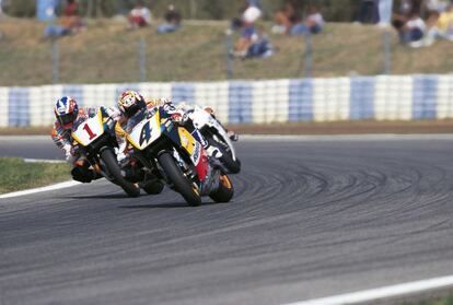 1996. Alex Crivillé (4) y Mick Doohan (1) se emplean a fondo en el Gran Premio de Catalunya. No fue suficiente: la victoria se la llevó Carlos Checa.