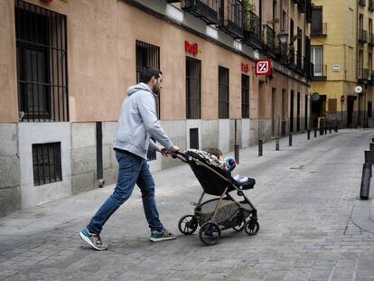 Un padre pasea a su hijo en Madrid