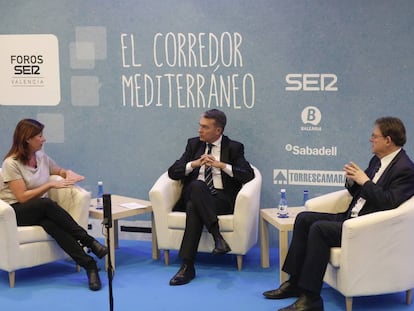 La presidenta de Baleares y el presidente valenciano durante su intervención. 