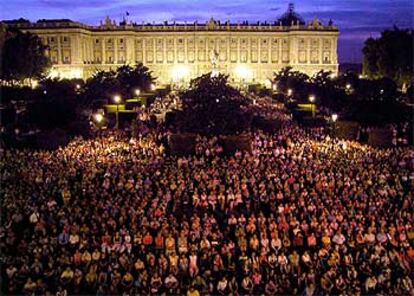 Miles de personas presencian la representación de <i>La Dolores</i> en la plaza de Oriente a través de una pantalla gigante.