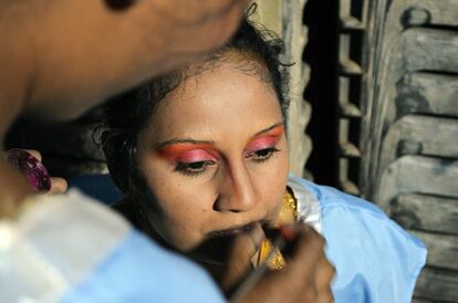 Una actriz maquilla a la artista Arosha Tharangana minutos antes del inicio de la obra eb Chilaw (Sri Lanka).