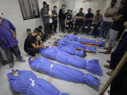 Cadáveres de palestinos muertos por ataques del ejército de Israel, este jueves en Deir al-Balah, en Gaza.