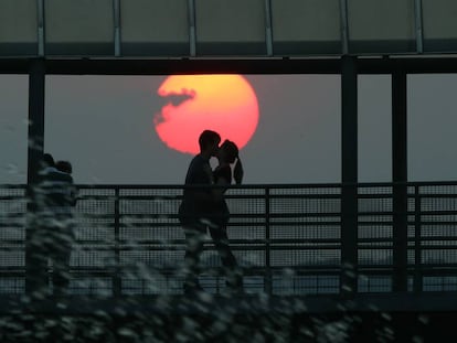 Casal se beija em Curitiba.