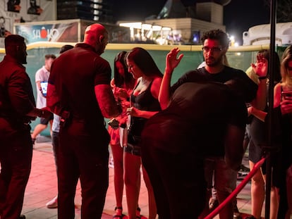 El personal de seguridad de la discoteca Shoko de Barcelona registraba el jueves a un joven a las puertas del local.