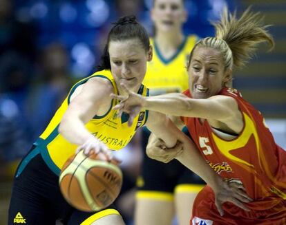 Marta Fernández trata de arrebatarle el balón a Mclnerny durante los octavos de final del Mundial de Baloncesto femenino Brasil 2006