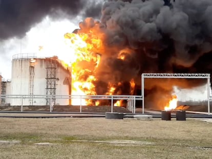 Fotograma de un vídeo que muestra el incendio este viernes en el depósito de combustible de Belgorod, en Rusia.