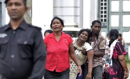 Familiares de las víctimas, cerca de una morgue, este domingo en Colombo.