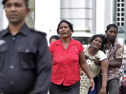 Familiares de las víctimas, cerca de una morgue, este domingo en Colombo.