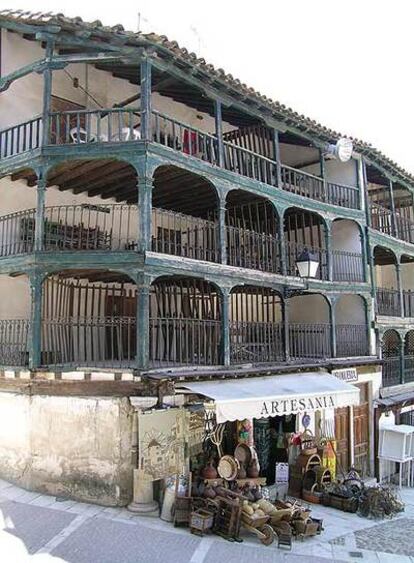 Aspecto destartalado de la plaza Mayor de Chinchón antes de ser rehabilitada.