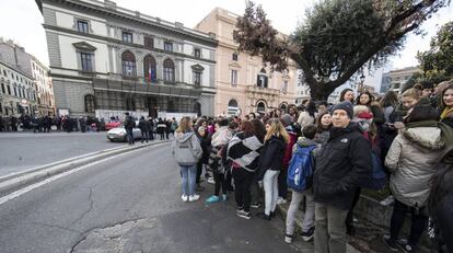 Estudantes e professores aguardam do lado de fora de uma escola em Roma, que foi evacuada ap&oacute;s o terremoto. 