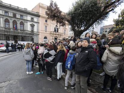 Estudantes e professores aguardam do lado de fora de uma escola em Roma, que foi evacuada ap&oacute;s o terremoto. 