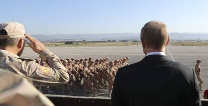 El presidente ruso, Vladimir Putin, visita tropas rusas en una base aeria de la provincia de Latakia, en Siria, este lunes.