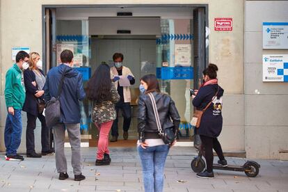 Accés al centre d'atenció primària de Sants, a Barcelona, dimarts al matí.