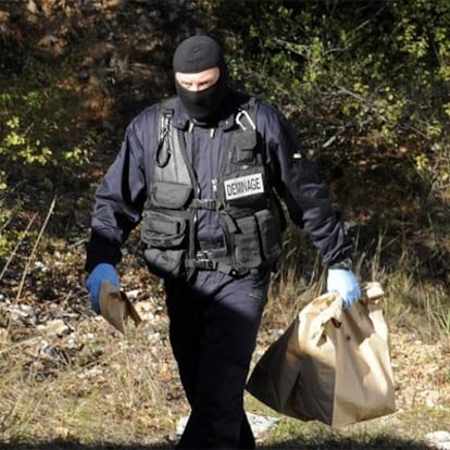 Un policía francés, con material hallado en el escondite próximo a Montpellier.