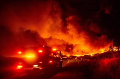 Un camión de bomberos se dirige hacia un incendio declarado en Kincade (California).