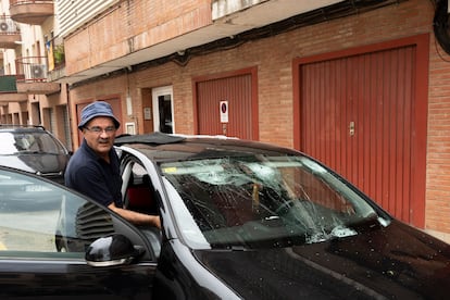 Un hombre muestra los destrozos ocasionados en su coche tras la tormenta de granizo de anoche.