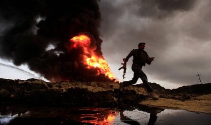 Pozos petrol&iacute;feros quemados por el ISIS en Irak.