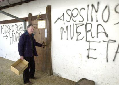 Xavier Zumalde, junto al museo, que ha aparecido esta mañana cubierto de pintadas contra ETA.