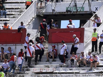 Aficionados de River Plate abandonan el estadio tras confirmarse la suspensión del partido ante Boca.