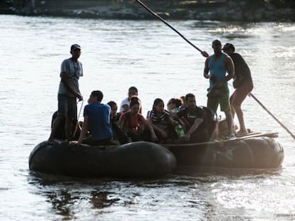 Grupo de cubanos cruza o rio Suchiate, ao sul de México.