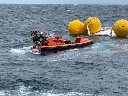 El velero, remolcado hacia puerto tras el rescate de su patrón.