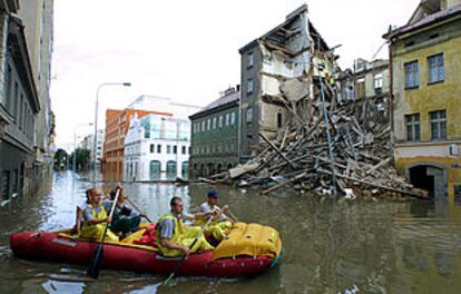 Un equipo de rescate pasa con su bote junto a un edificio que se hundió ayer en el distrito de Karlin en Praga.