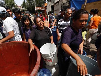 Una mujer hace fila para abastecerse de agua en Xochimilco, al sur de la Ciudad de México.