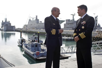 El mando español de la Base Naval de Rota, el capitán de navío José María Caravaca de Coca (izq) junto al mando Americano Scott C Kraverath