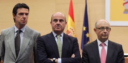 El exministro de Industria, José Manuel Soria y los titulares de Economía y hacienda, en funciones, Luis de Guindos y Cristóbal Montoro.