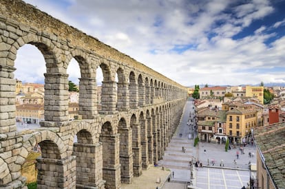 L'aqüeducte de Segòvia es va construir al segle I abans de Crist i s'ha mantingut fins a l'actualitat, malgrat ser aixecat amb carreus de granit assentats sense argamassa. A la seva part més alta fa 28 metres i té dos ordres d'arcs sobre pilars (166 arcs en total). El monument romà va ser declarat patrimoni mundial el 1985.