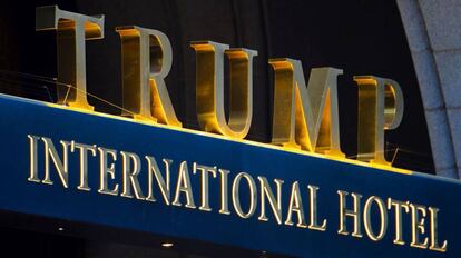 Entrada al hotel Trump en Washington.